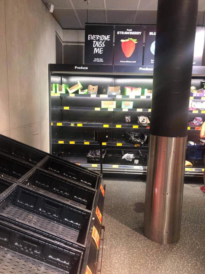 Puste półki w sklepie w Brisbane 8 stycznia rano