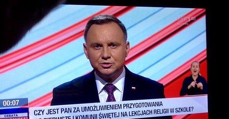 Debata prezydencka 2020. Edukacja zamknięta w pytaniu o komunię świętą. "Dostaliśmy policzek"