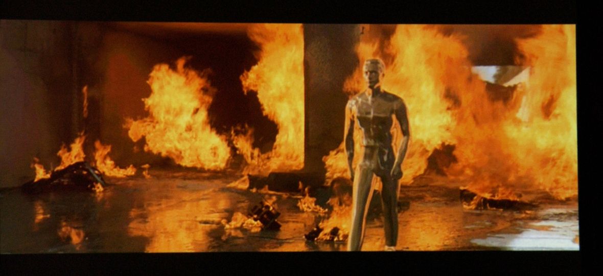 Scena z "Terminatora 2": robot odbudowuje swoją strukturę po ataku ogniem 