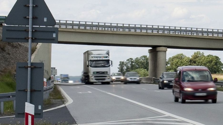 Mężczyźni odpowiedzą za sprowadzenie bezpośredniego niebezpieczeństwa katastrofy w ruchu lądowym