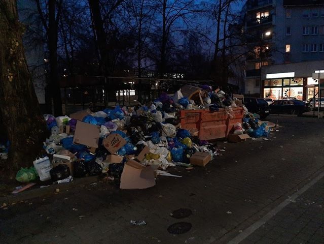 Warszawa. Kontener i śmieci przy ul. Zbaraskiej 