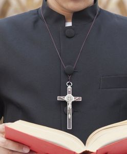 Zamaskowany sprawca pobił proboszcza. Trwają poszukiwania