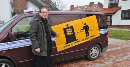 Ksiądz spalił książki. Teraz sprawa trafiła do prokuratory