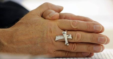 Ksiądz zachęca do całowania duchownych w ręce. "To dłonie chrystusowe"
