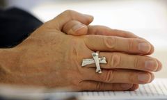 Ksiądz zachęca do całowania duchownych w ręce. "To dłonie chrystusowe"