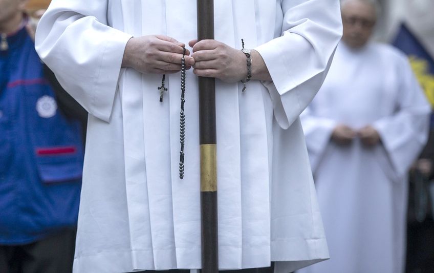 Chronili księdza pedofila, bo był "swój". Matka Boska rozkłada ręce