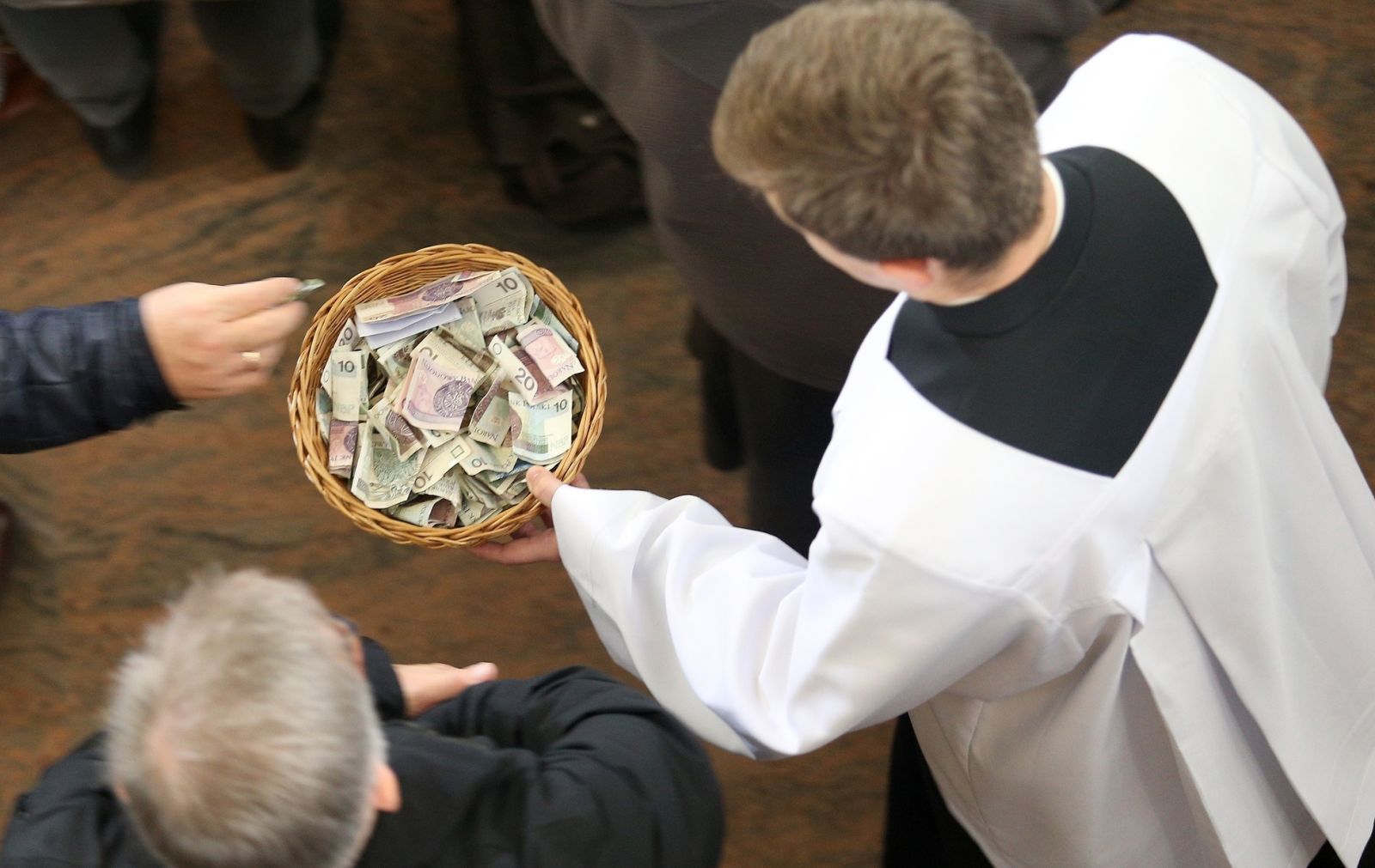 Ksiądz od pieniędzy zebranych na tace podatku nie zapłaci