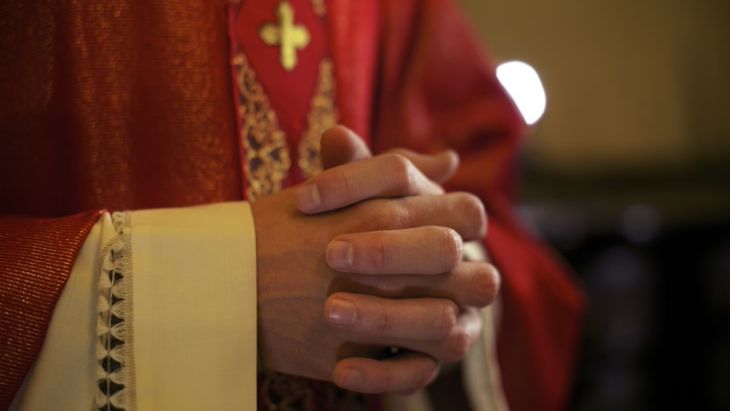 Piękny gest duchownego - klęknął przed wiernymi 