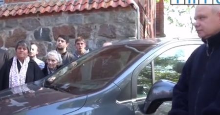 Parafianie przeciw księdzu. Są tak źli, że zamknęli kościół na łańcuch