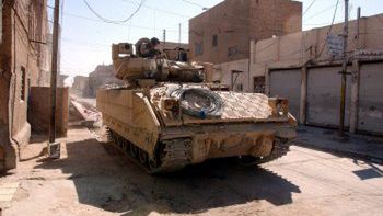 Żołnierze amerykańscy w pojeździe opancerzonym na ulicach Nadżafu