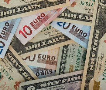 Euro deklasuje dolara. Wspólna waluta najmocniejsza od 3 lat