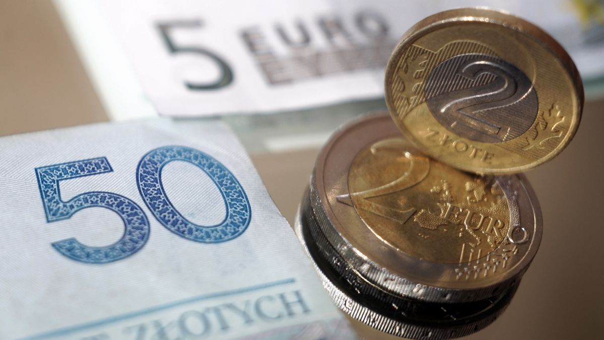 We wtorek złoty umacniał się do euro, dolara i franka. 