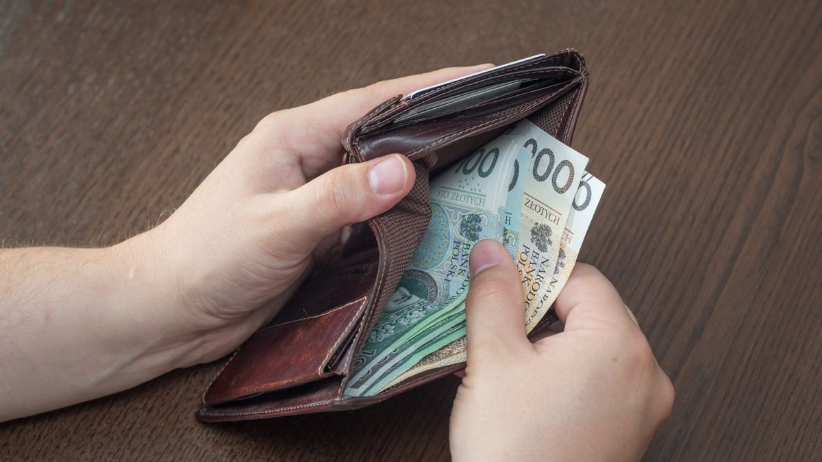 Koniec roku to dla nawet kilkuset tysięcy Polaków niższe pensje. Wszystko przez tzw. próg podatkowy