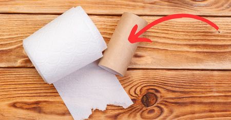 Kiedy wyjeżdżam, zużytą rolkę po papierze wkładam do pojemniczka. Sprytna sztuczka