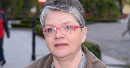 "Nie bójmy się określenia głupota". Zawadzka ostro o księżach palących książki