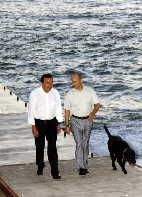 Chirac przybył do Soczi na spotkanie z Putinem i Schroederem