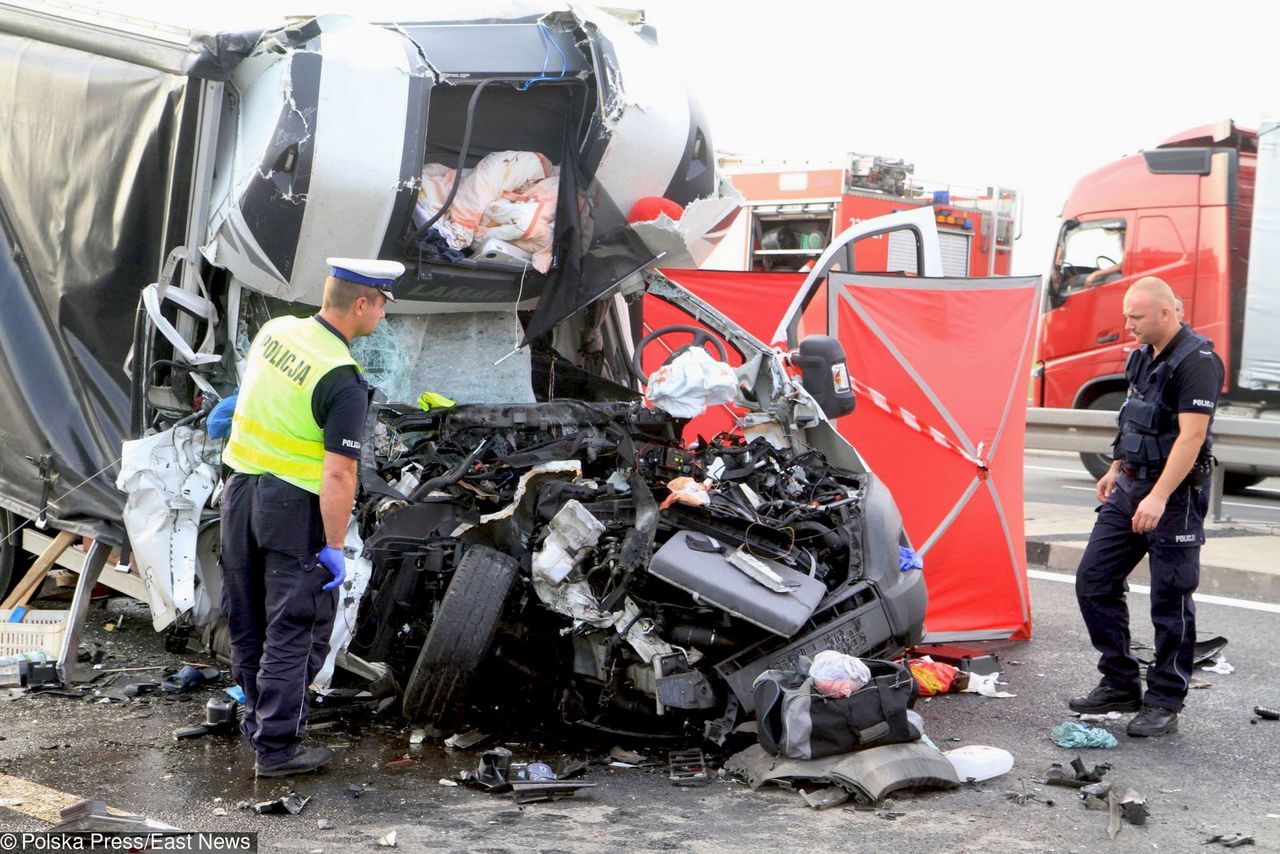 A4 zablokowana. Bus wbił się w ciężarówkę, kierowca nie żyje