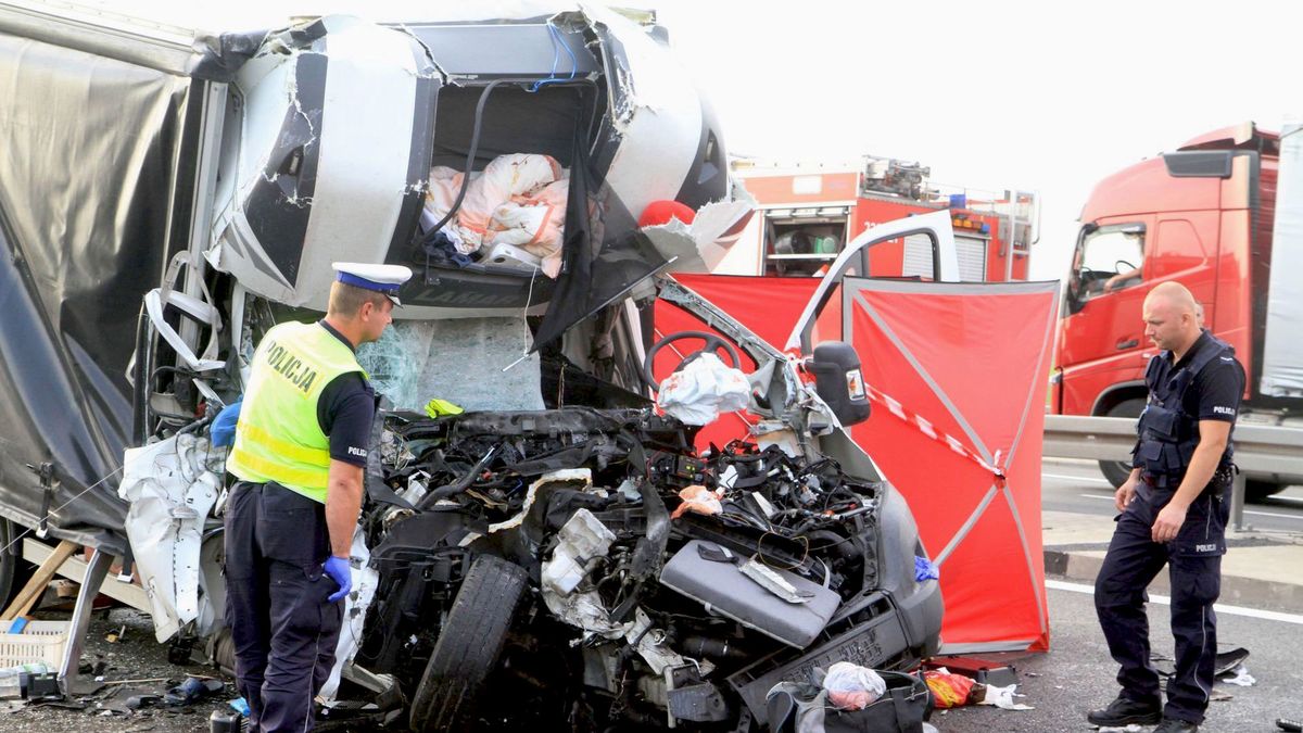 Wypadek na A4. Kierowca auta dostawczego, mimo reanimacji, zmarł