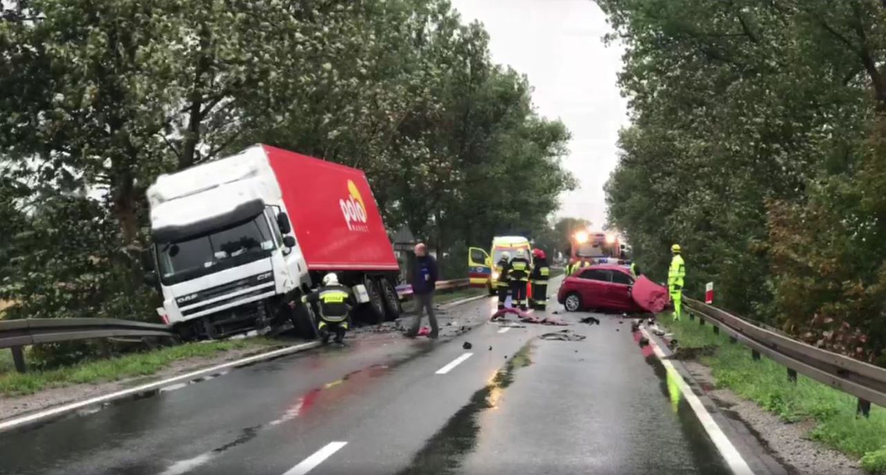 Zawada. Śmiertelny wypadek na drodze krajowej nr 45. Trasa zablokowana