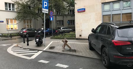 Nowa moda wśród kierowców. "Rezerwują" miejsca parkingowe w mieście