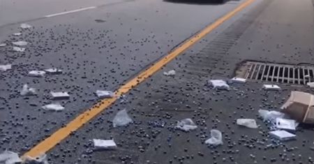 Pickup z kośćmi do gry zrzucił pół ładunku na autostradę. Prawdopodobnie pobił rekord