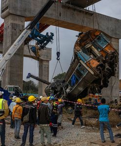 Tragiczne sceny w Tajlandii. Dźwig runął na pociąg. Nie żyją 32 osoby