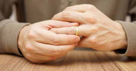 Zapytała jak zdradzać. "Chcę mieć pewność, że on się o niczym nigdy nie dowie"