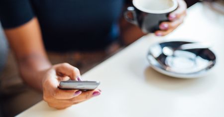 Zerknęła do telefonu męża. Później pożałowała
