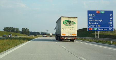 Repolonizacja znaków drogowych. Pojawią się na nich podwójne nazwy zagranicznych miast