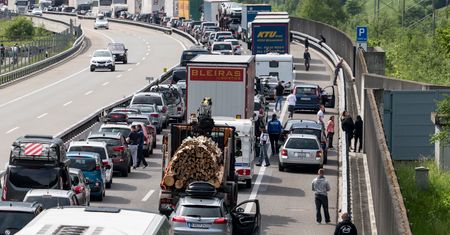 Wypadek na A2. Przewrócił się bus, duże utrudnienia
