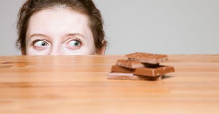 Dlaczego kobiety w trakcie okresu jedzą czekoladę? Dietetyk ma odpowiedź