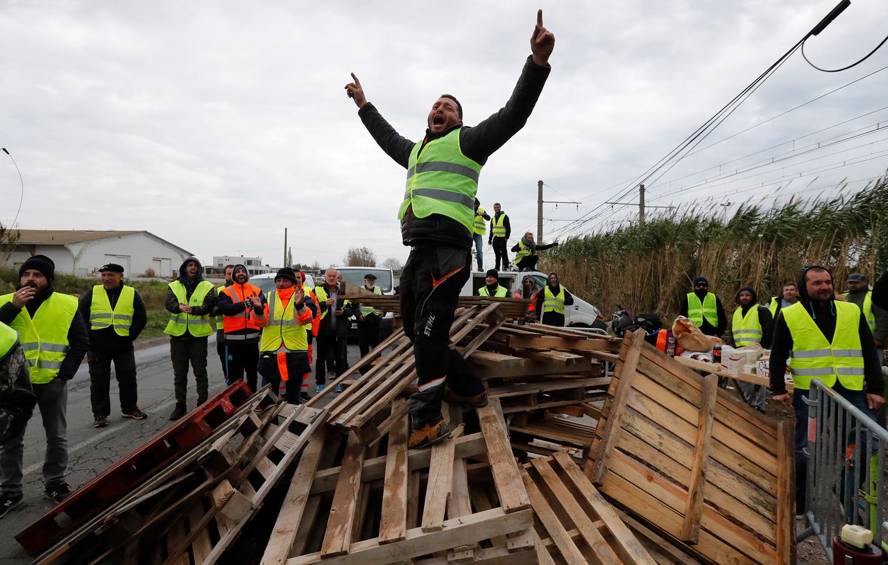 Kulejąca prezydentura Macrona. Prezydent tonie w protestach i kreuje nowych wrogów