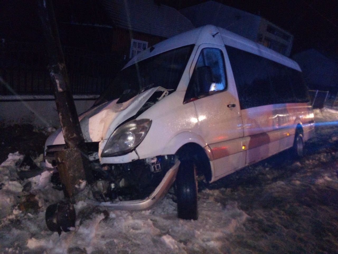 Wypadek w Zawadzie. Bus zjechał z drogi i rozbił się o słup