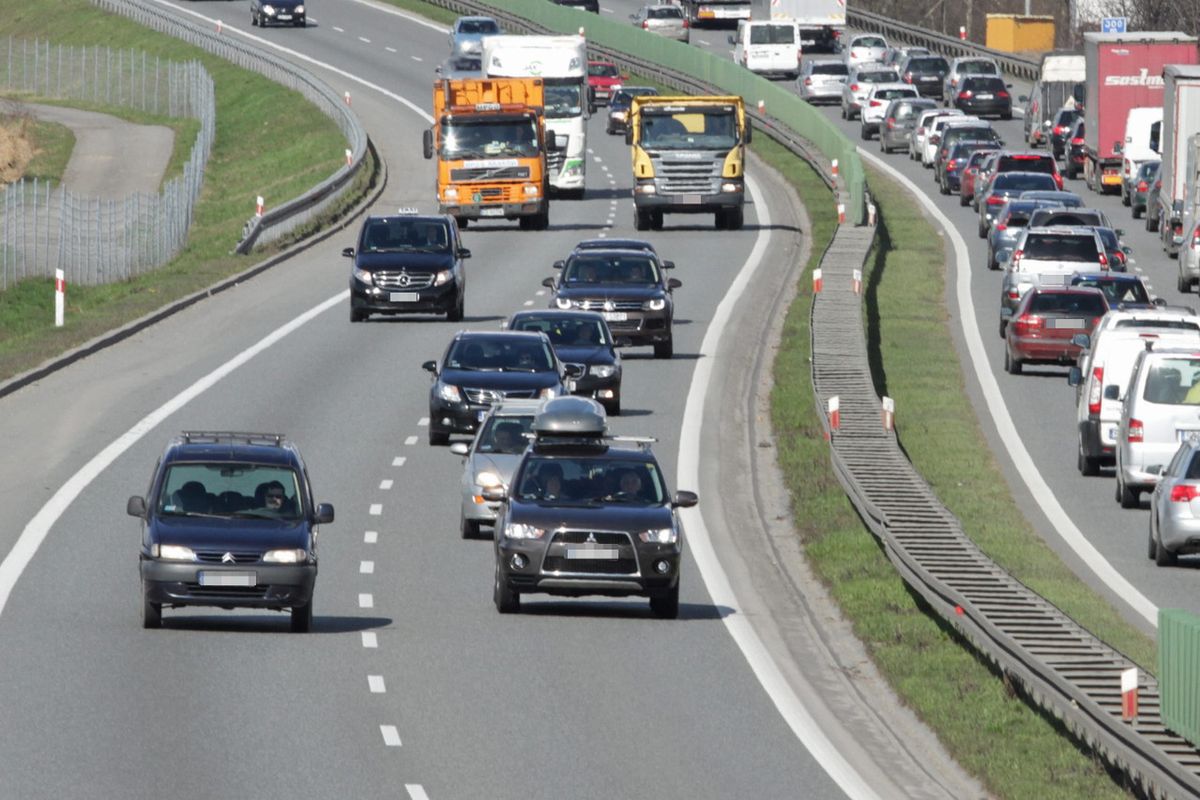 Autostrada A1 zablokowana. Ciężarówka uderzyła w bariery