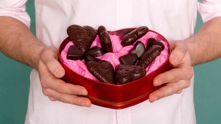 Ukochana osoba na pewno ucieszy się z pudełka czekoladek i ciastek w kształcie serca
