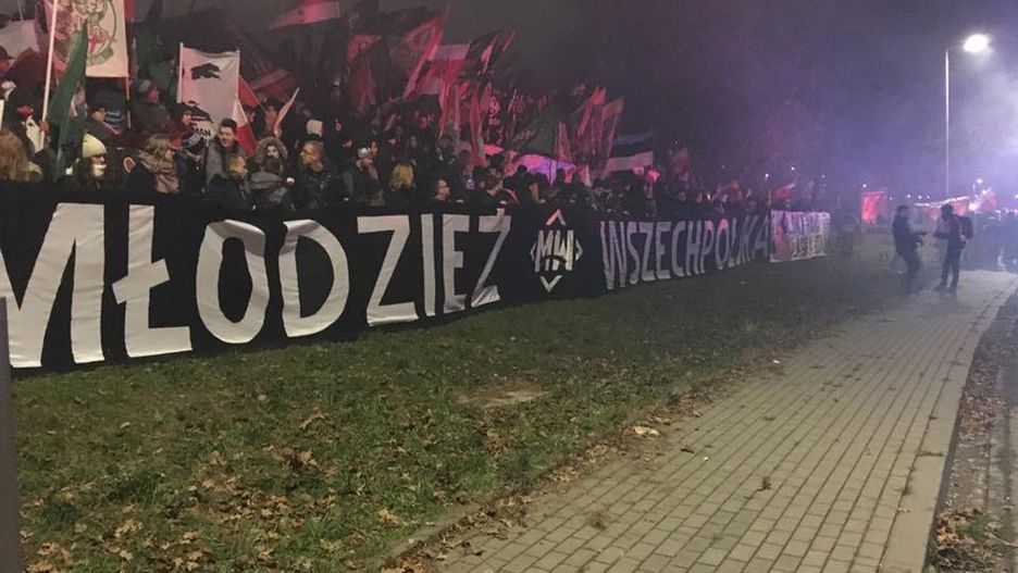 Uczestnicy Marszu Niepodległości 2017 na błoniach Stadionu Narodowego w Warszawie