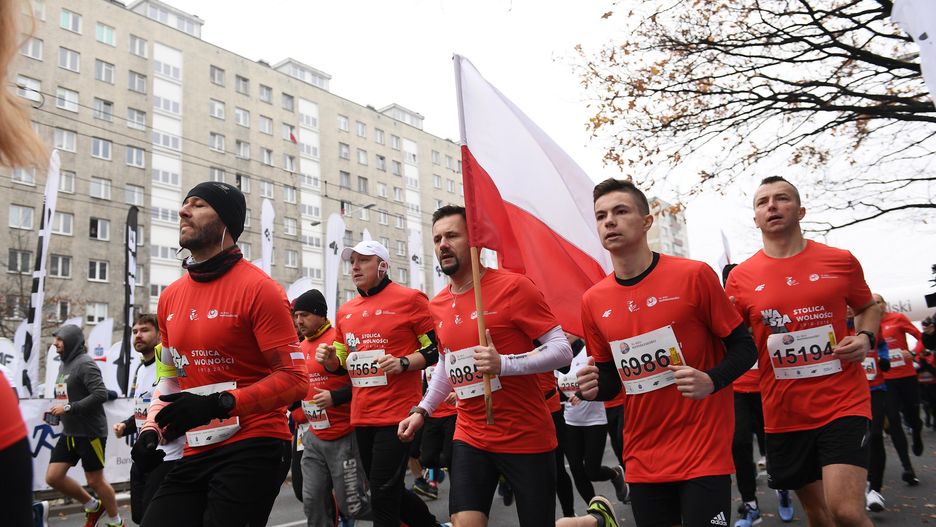 Warszawa. Uczestnicy Biegu Niepodległości na trasie zawodów 11 listopada 2018 r.