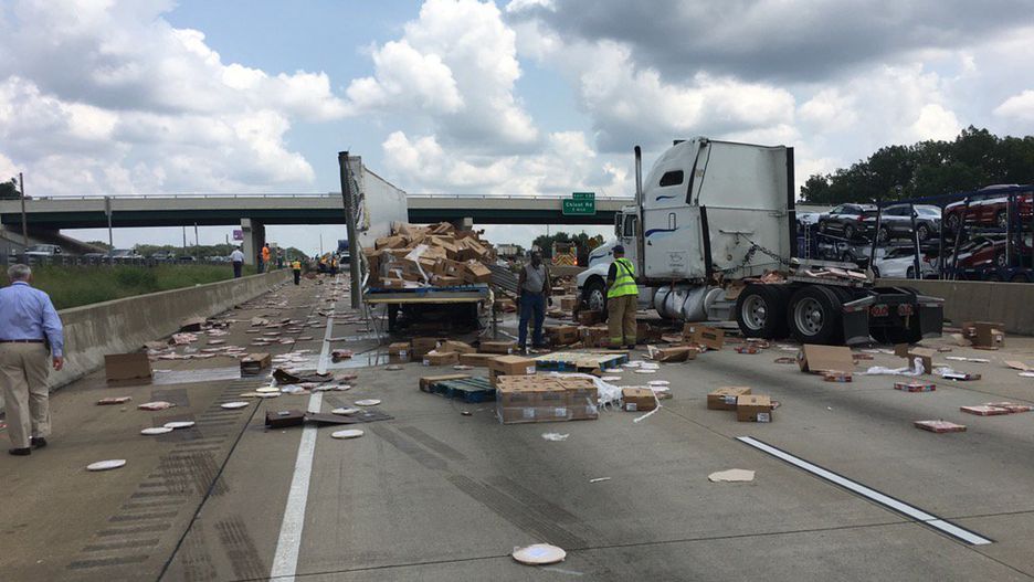 Pizza rozrzucona po autostradzie Interstate 30 (fot. Twitter/myARDOT)