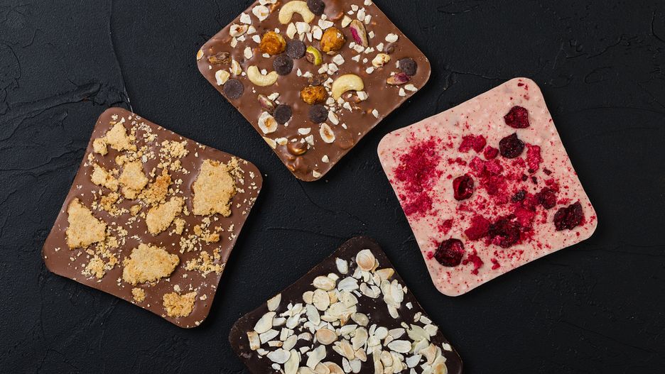 W czekoladzie można zatopić zarówno orzechy czy migdały, jak i suszone owoce