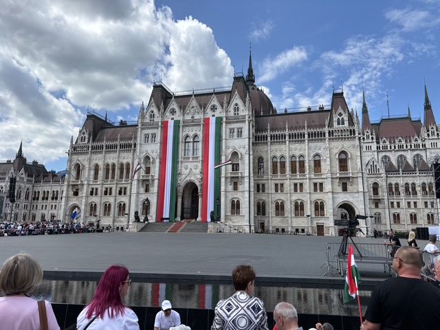 Ludzie gromadzą się pod parlamentem w Budapeszcie