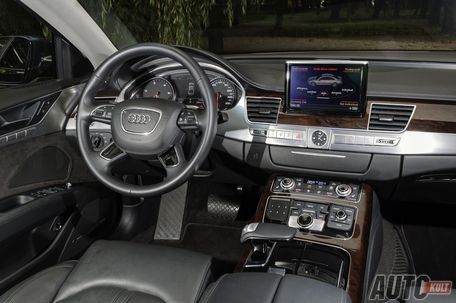 BMW 750d xDrive M-Sport kontra Audi A8 4.2 TDI quattro - test [galeria] 22