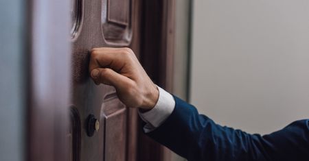 Przebywasz na zwolnieniu i ktoś puka do drzwi? Lepiej otwórz