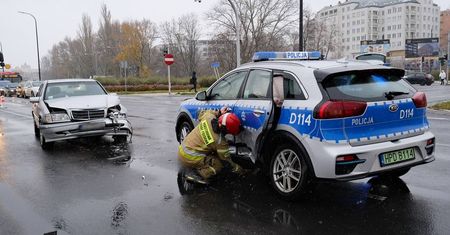 Wypadek z udziałem radiowozu w Lublinie. Duże utrudnienia w ruchu, korkują się okoliczne ulice [ZDJĘCIA]