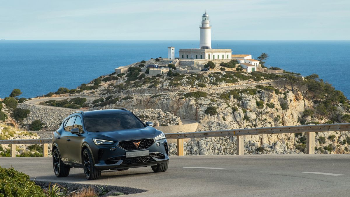 Formentora napędza układ hybrydowy typu plug-in.