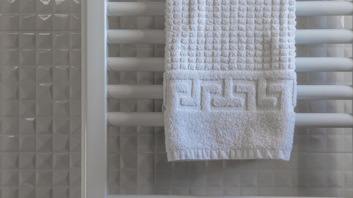 Wieszanie mokrego ręcznika na kaloryferze nie jest dobrą opcją