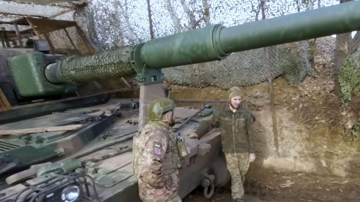 Ukraińscy żołnierze przy armatohaubicy Krab