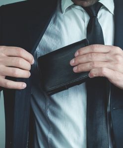 Nastolatek wyłudził 600 tys. zł. Zakładał garnitur i udawał adwokata