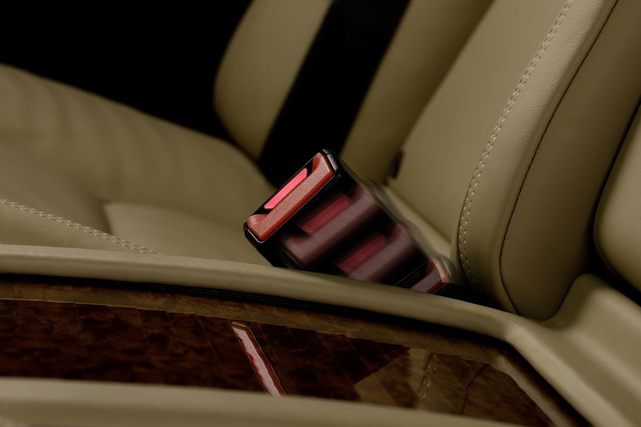 02mercedesseatbeltadvanc