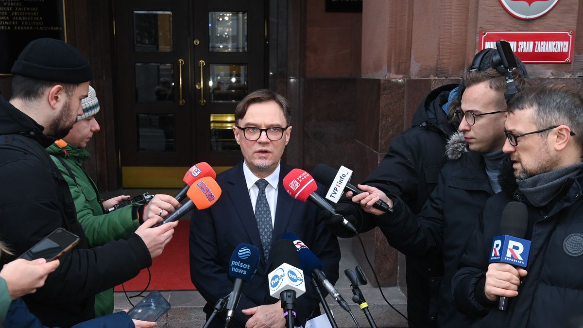 Warszawa, 20.12.2024. Rzecznik prasowy MSZ Paweł Wroński (C) podczas konferencji prasowej przed siedzibą Ministerstwa Spraw Zagranicznych w Warszawie, 20 bm. Wezwanemu do MSZ ambasadorowi Węgier została wręczona nota protestacyjna związana z decyzją rządu węgierskiego o przyznaniu azylu Marcinowi Romanowskiemu. (jm) PAP/Piotr Nowak