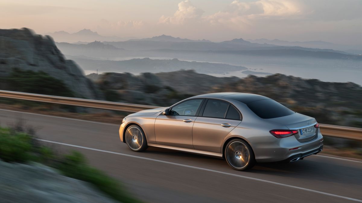 Poza asystentami Mercedes zajął się także przypudrowaniem nadwozia